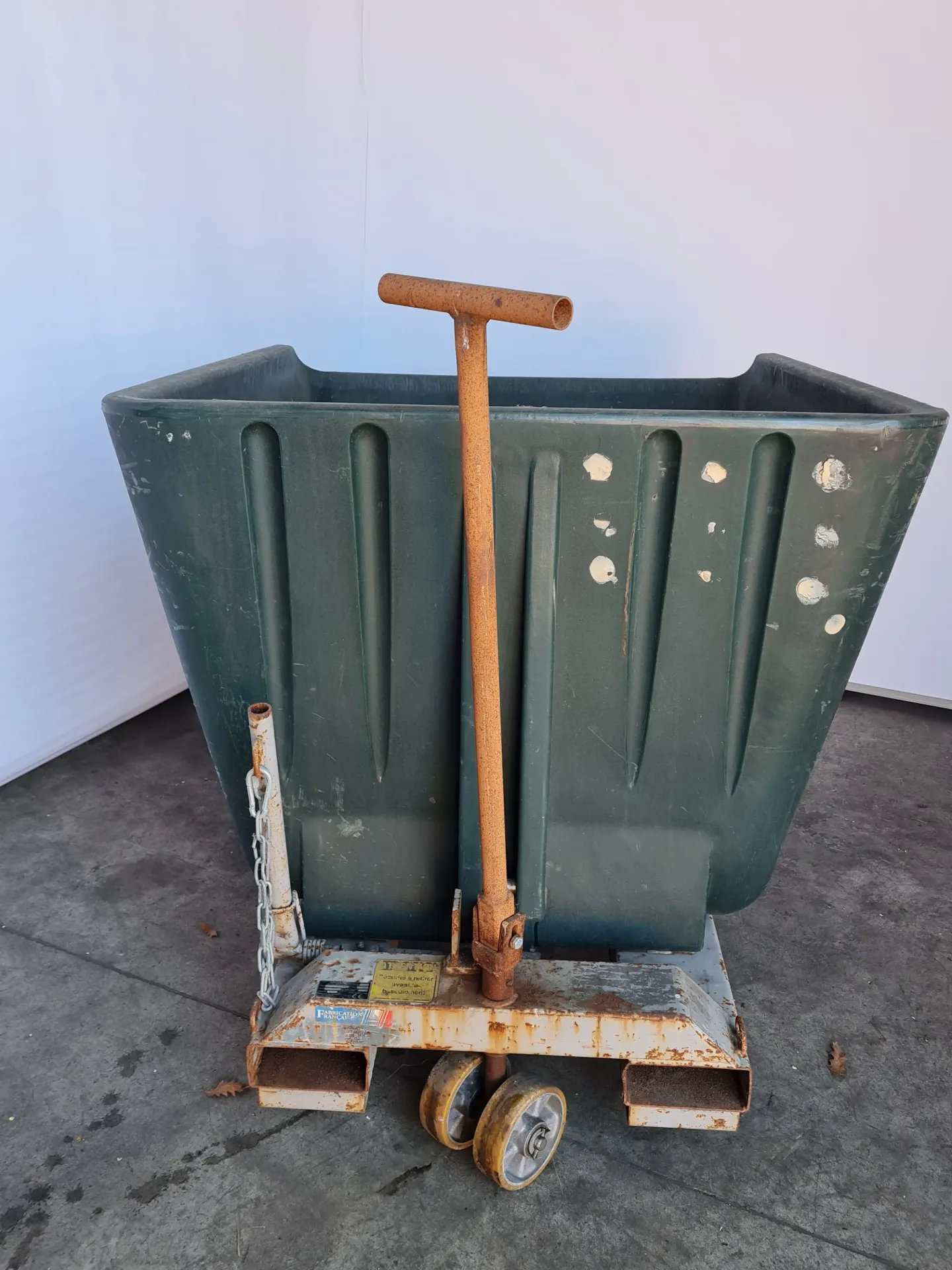 GM - Benne automatique en polyéthylène 635L ** VENDUE **